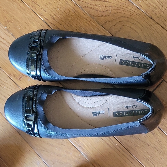 Clark's black flats - Picture 1 of 2